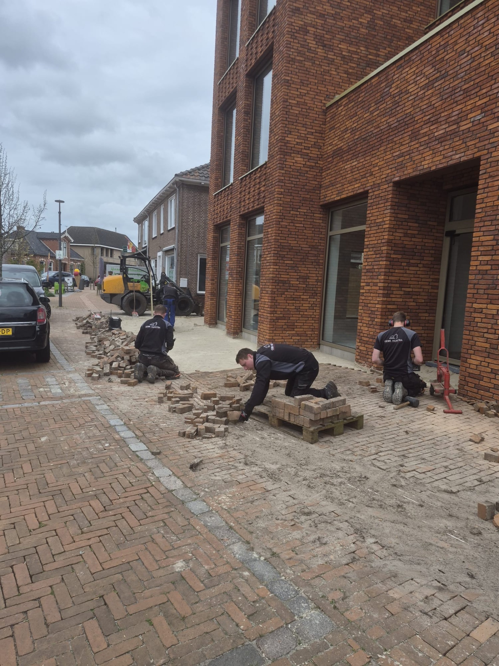 Team Gebr. Huistra bij het leggen van straatwerk