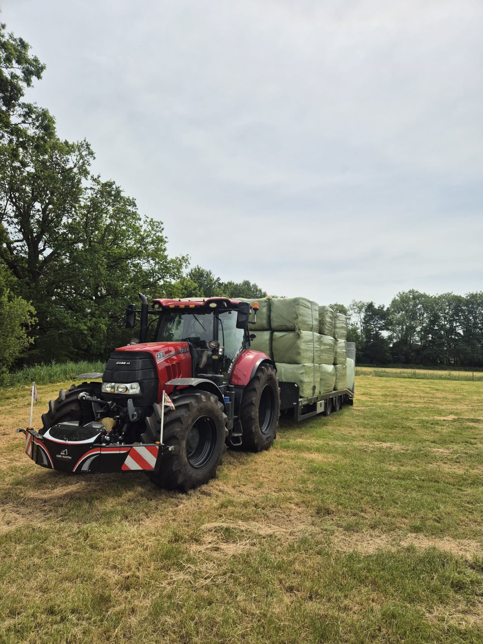 Trekker met hooibalen
