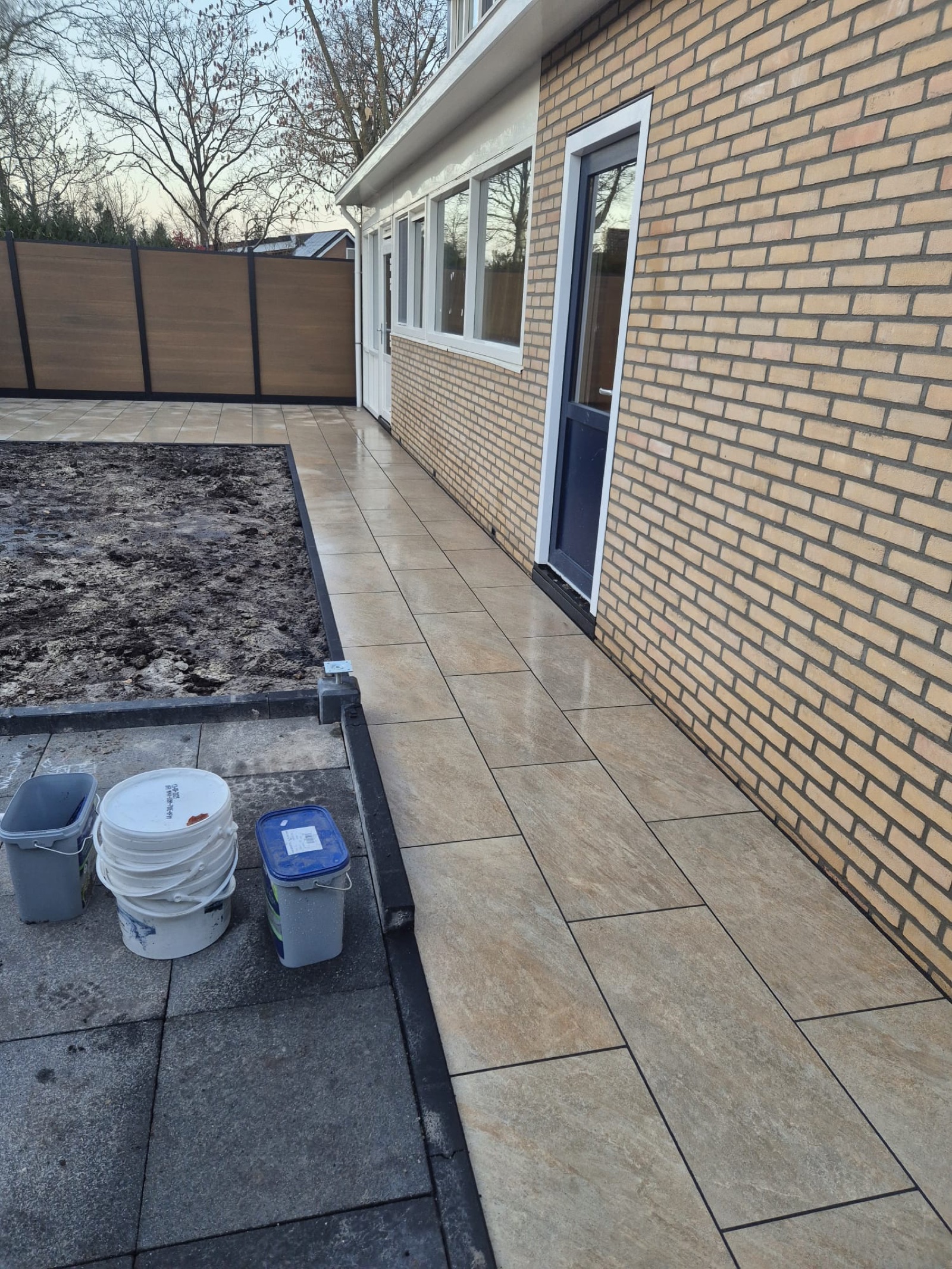 Terras naast het huis