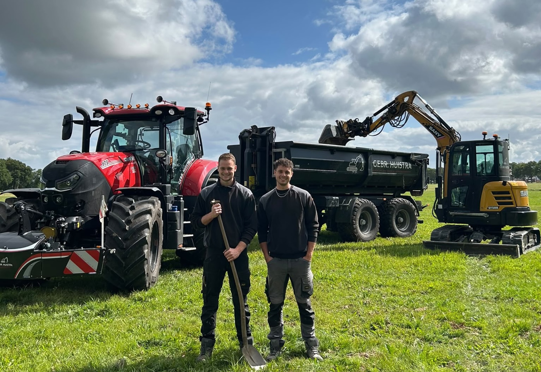 Steyn en Marco Huistra met het machinepark van Gebr. Huistra